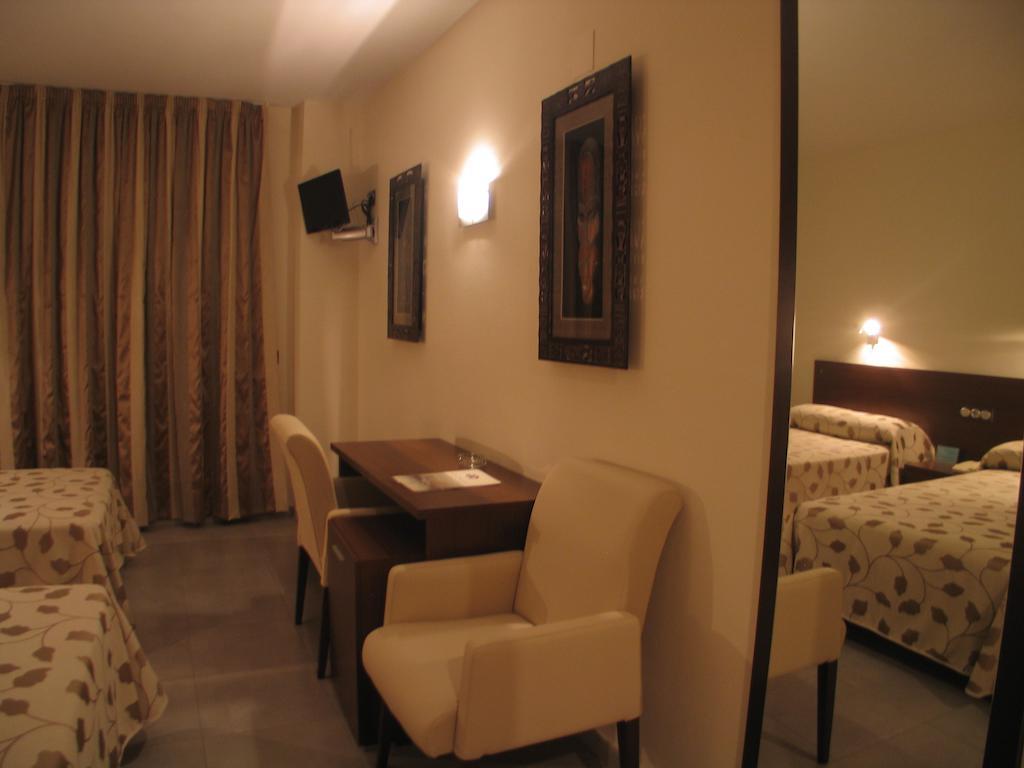 Hotel San Cristobal Coria Phòng bức ảnh