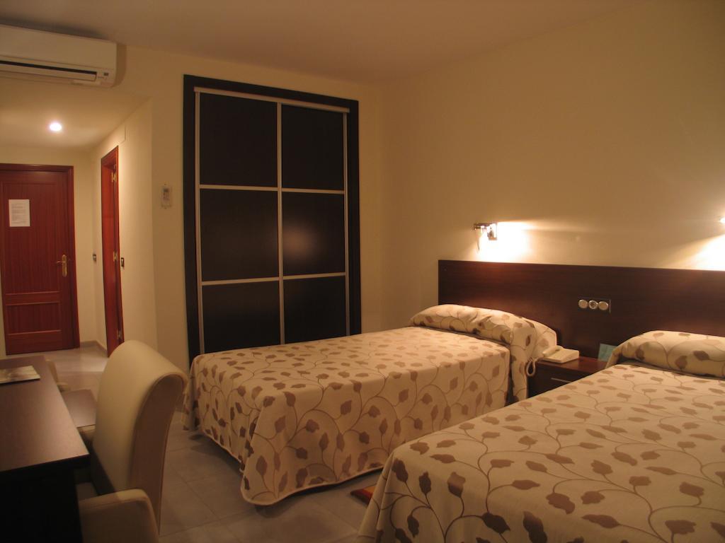 Hotel San Cristobal Coria Phòng bức ảnh